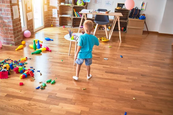 Junge Kaukasische Kinder Spielen Kindergarten Mit Spielzeug Vorschulkind Glücklich Spielzimmer — Stockfoto