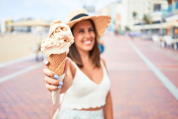 Mulher Bonita Nova Comendo Cone Sorvete Praia Dia Ensolarado Verão — Fotografia de Stock