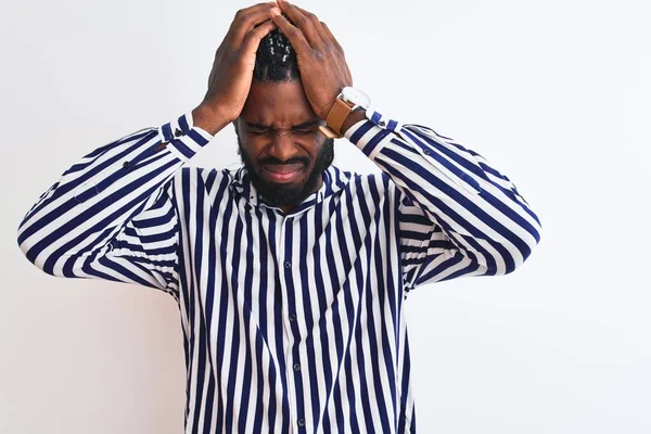 Homem Afro Americano Com Tranças Vestindo Camisa Listrada Sobre Fundo — Fotografia de Stock