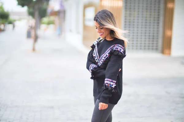 아름다운 소녀가 스웨터를 거리를 — 스톡 사진