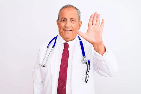 Dokter Jompo Berambut Abu Abu Yang Mengenakan Stetoskop Berdiri Atas — Stok Foto
