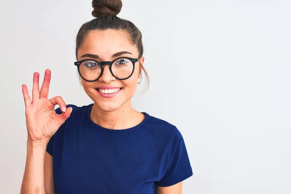 Vacker Kvinna Med Bulle Bär Blå Shirt Och Glasögon Över — Stockfoto