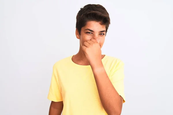 Menino Adolescente Bonito Sobre Fundo Isolado Branco Cheirando Algo Fedorento — Fotografia de Stock