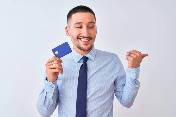 Νεαρός Επιχειρηματίας Κρατώντας Πιστωτική Κάρτα Πάνω Από Απομονωμένο Υπόβαθρο Που — Φωτογραφία Αρχείου