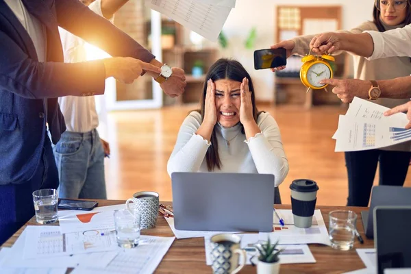 Group Business Workers Working Together Partners Stressing One Them Office — Stockfoto