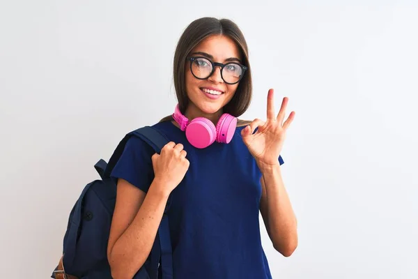 Jovem Estudante Mulher Usando Óculos Mochila Fones Ouvido Sobre Fundo — Fotografia de Stock