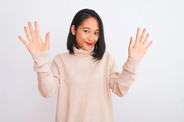 Jonge Chinese Vrouw Dragen Coltrui Staan Geïsoleerde Witte Achtergrond Tonen — Stockfoto