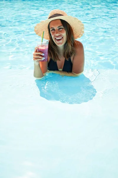 Junge Schöne Und Sexy Frau Beim Schwimmen Resort Pool Urlaub — Stockfoto