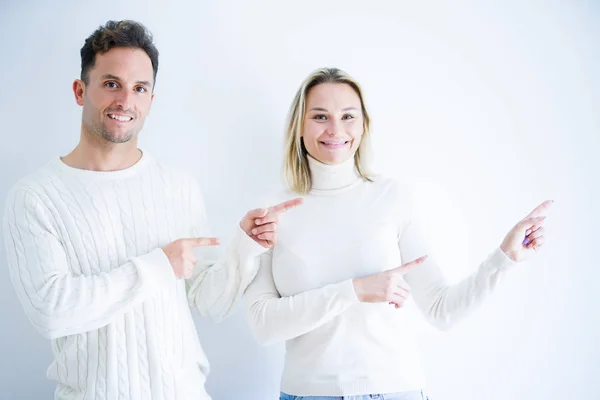 Jovem Casal Bonito Vestindo Camiseta Casual Sobre Fundo Branco Isolado — Fotografia de Stock