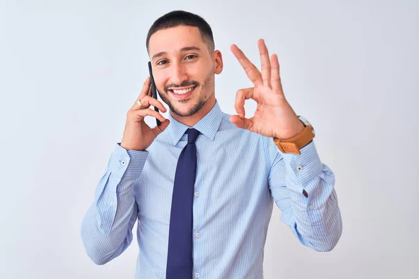 Joven Hombre Negocios Guapo Llamando Usando Teléfono Inteligente Sobre Fondo — Foto de Stock