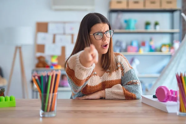 Jonge Mooie Leraar Vrouw Dragen Trui Bril Zitten Bureau Kleuterschool — Stockfoto