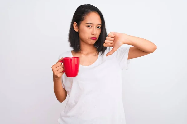 Fiatal Gyönyörű Kínai Iszik Csésze Kávét Elszigetelt Fehér Háttér Dühös — Stock Fotó