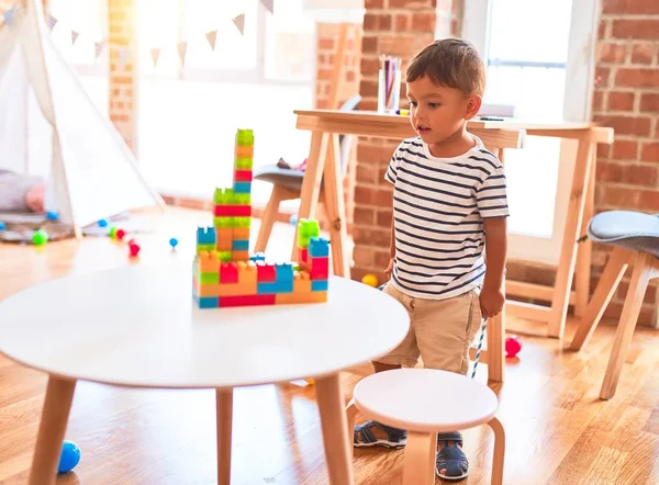 Mooie Peuter Jongen Spelen Met Bouwstenen Kleuterschool — Stockfoto