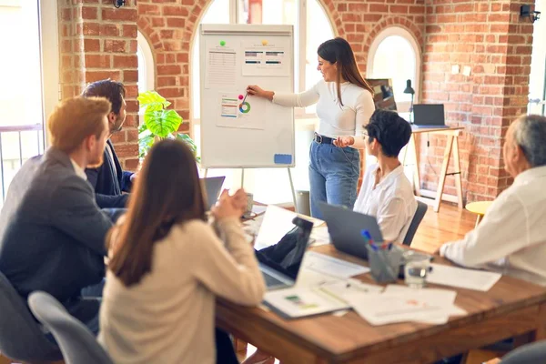 Gruppe Von Geschäftsleuten Die Einem Meeting Zusammenarbeiten Einer Von Ihnen — Stockfoto