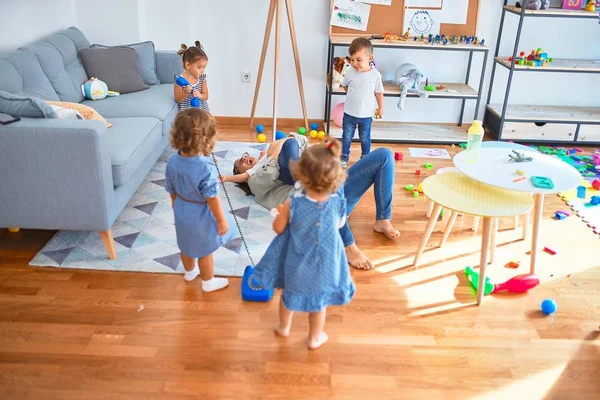 Schöne Lehrerin Und Kleinkindgruppe Spielen Kindergarten Viel Spielzeug — Stockfoto