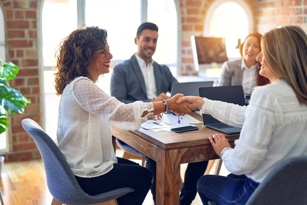 Grupp Affärsanställda Ler Glada Och Självsäkra Arbeta Tillsammans Med Leende — Stockfoto