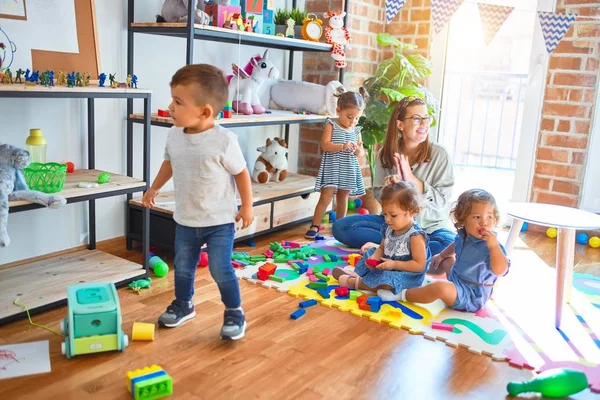 Vacker Lärare Och Grupp Småbarn Leker Runt Massor Leksaker Dagis — Stockfoto