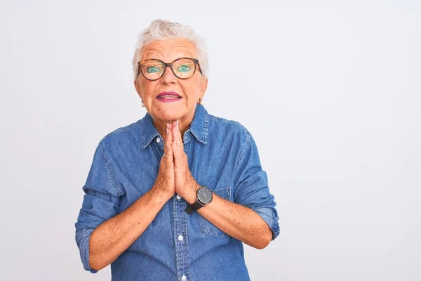 Senior Mulher Cabelos Grisalhos Vestindo Camisa Jeans Óculos Sobre Fundo — Fotografia de Stock