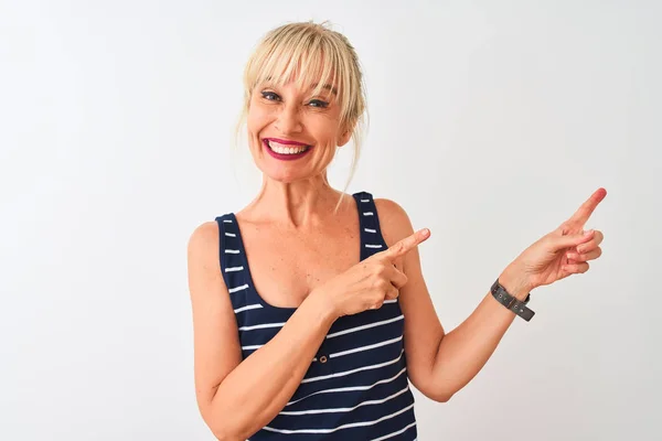 Mujer Mediana Edad Vistiendo Una Camiseta Rayas Casuales Pie Sobre —  Fotos de Stock