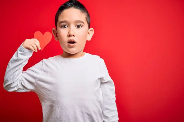 Kleiner Junge Kind Hält Herzpapier Form Über Isolierten Roten Hintergrund — Stockfoto