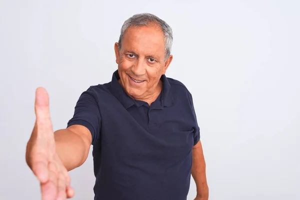 Senior Grijs Harige Man Draagt Zwarte Casual Polo Staan Geïsoleerde — Stockfoto