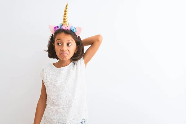 Belle Enfant Fille Portant Diadème Licorne Debout Sur Fond Blanc — Photo