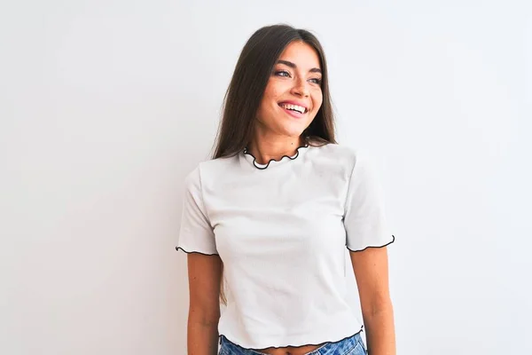 年轻美丽的女人穿着休闲T恤站在孤立的白色背景上 面带微笑 表情自然 笑自信 — 图库照片
