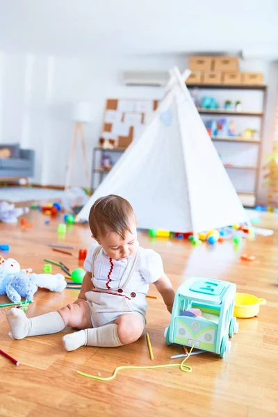 Adorável Criança Brincando Torno Muitos Brinquedos Jardim Infância — Fotografia de Stock