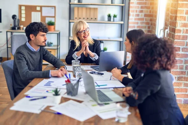 Grupp Affärsanställda Ler Glada Och Självsäkra Arbeta Tillsammans Med Leende — Stockfoto