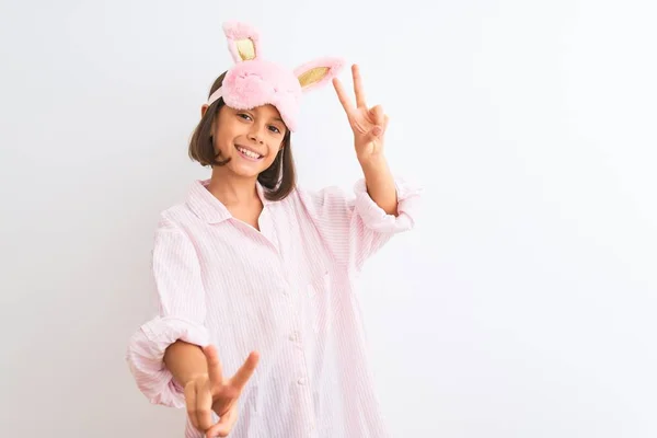 Menina Bonita Usando Máscara Sono Pijama Sobre Fundo Branco Isolado — Fotografia de Stock