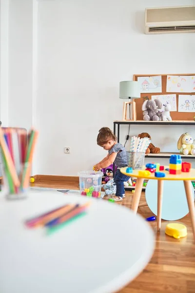 美しい幼児は幼稚園で積み木のおもちゃを遊んでいます — ストック写真