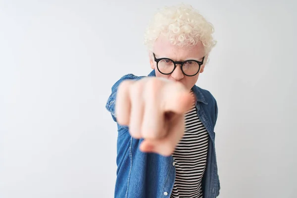 Genç Albino Sarışın Adam Kot Gömlek Gözlüklerle Izole Edilmiş Beyaz — Stok fotoğraf