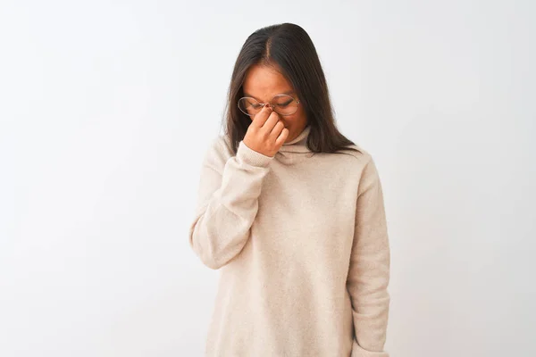 年轻的中国女人穿着高领毛衣和眼镜 戴在孤立的白色背景上 疲惫地揉揉鼻子和眼睛 感觉疲劳和头痛 压力和挫败感概念 — 图库照片