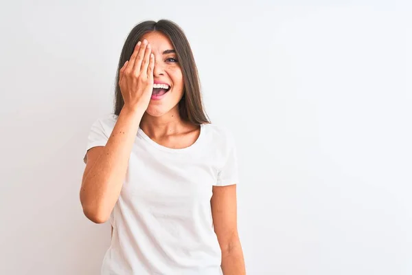 Mujer Hermosa Joven Con Camiseta Casual Pie Sobre Fondo Blanco —  Fotos de Stock