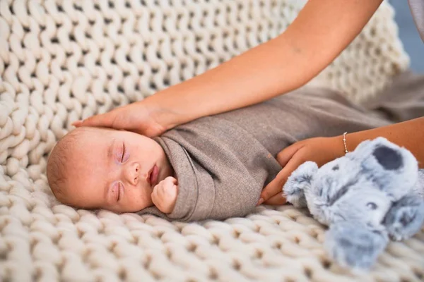 Joven Mujer Hermosa Bebé Sofá Sobre Manta Casa Recién Nacido —  Fotos de Stock