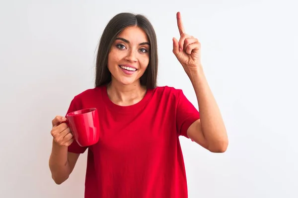 Jovem Mulher Bonita Bebendo Xícara Vermelha Café Sobre Fundo Branco — Fotografia de Stock