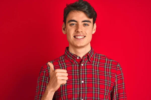 Menino Adolescente Vestindo Camisa Vermelha Sobre Fundo Isolado Fazendo Polegares — Fotografia de Stock