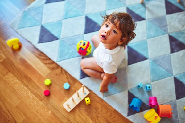Menina Criança Bonita Brincando Com Brinquedos Tapete — Fotografia de Stock