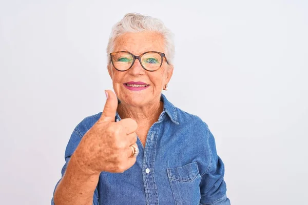 Senior Mujer Pelo Gris Con Camisa Mezclilla Gafas Sobre Fondo — Foto de Stock