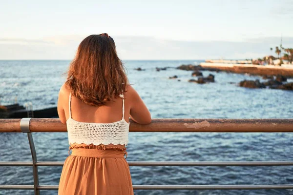 Bella Giovane Donna Che Cammina Sul Lungomare Godendo Vista Sull — Foto Stock