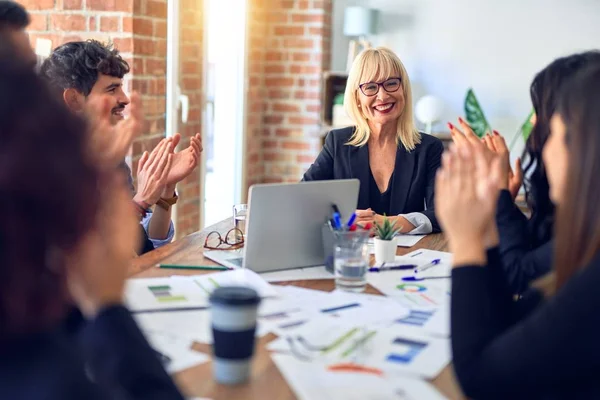 Gruppe Von Geschäftsleuten Die Glücklich Und Zuversichtlich Lächeln Arbeit Mit — Stockfoto