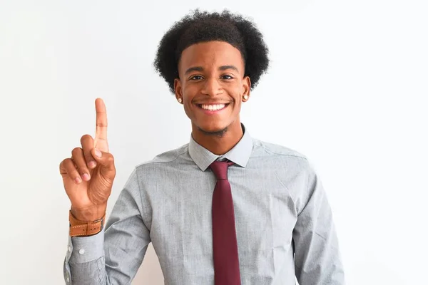 Fiatal Afroamerikai Üzletember Visel Nyakkendő Alatt Álló Elszigetelt Fehér Háttér — Stock Fotó