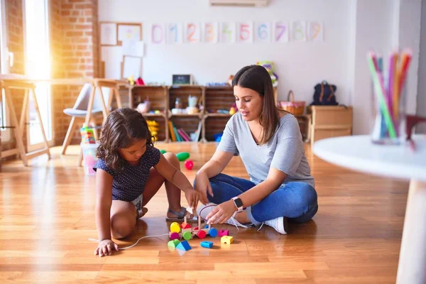 Schöne Lehrerin Und Kleinkind Mädchen Spielen Mit Zug Kindergarten — Stockfoto