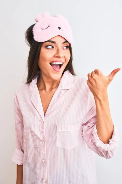 Jovem Mulher Bonita Usando Máscara Sono Pijama Sobre Fundo Branco — Fotografia de Stock