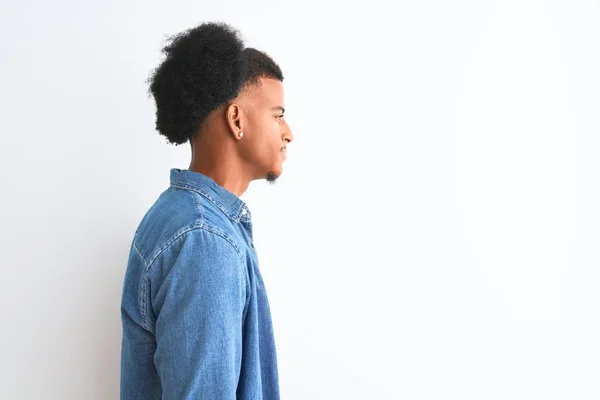 Hombre Afroamericano Con Camiseta Rayas Chaqueta Mezclilla Sobre Fondo Blanco —  Fotos de Stock