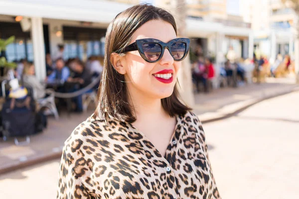 Young Beautiful Woman Red Lips Wearing Sunglasses Smiling Happy Street — Stock Photo, Image