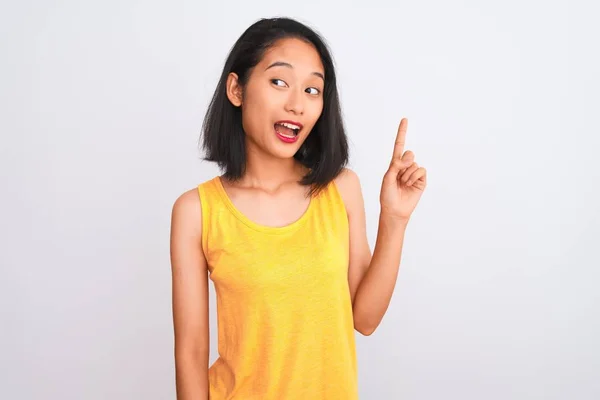 Jonge Chinese Vrouw Met Een Geel Casual Shirt Dat Een — Stockfoto