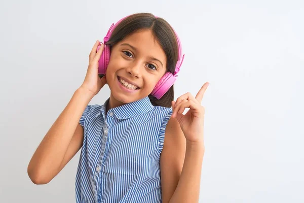 Hermosa Niña Escuchando Música Usando Auriculares Sobre Fondo Blanco Aislado — Foto de Stock