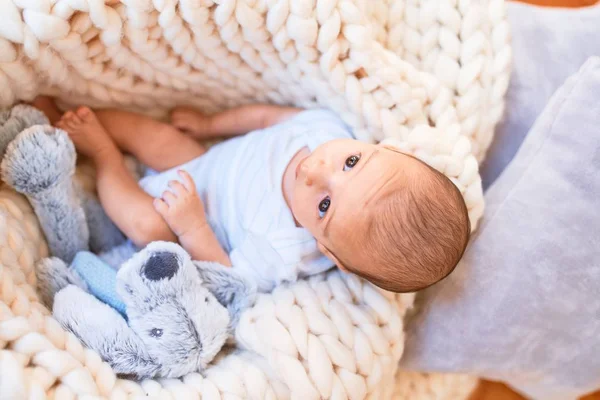 Очаровательный Ребенок Лежит Полу Над Одеялом Дома Новорожденный Расслабляющий Комфортный — стоковое фото