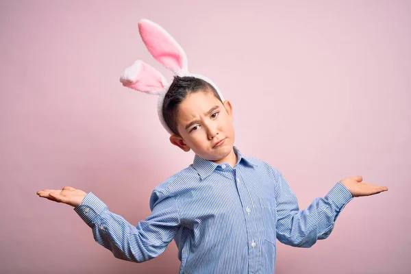 Молодий Маленький Хлопчик Великодніх Вухах Кролика Над Ізольованим Рожевим Тлом — стокове фото